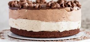 Klasyczne ciasto 'Trzy czekoladki': jak zrobić popularny deser w domu