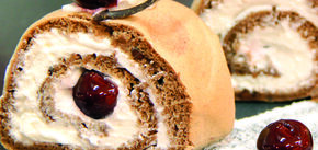 Pyszny deser z wiśniami z puszki: przepis na roladę biszkoptową