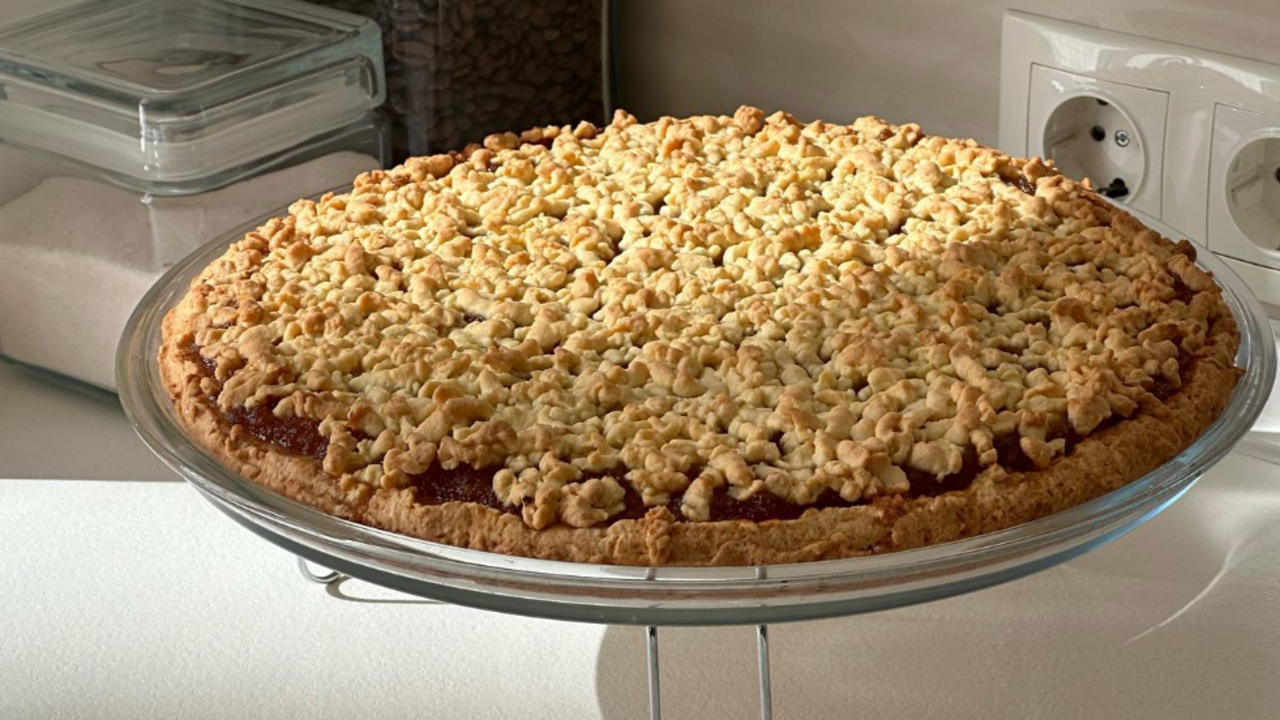 Tart pie with jam: how to prepare crispy and crumbly dough