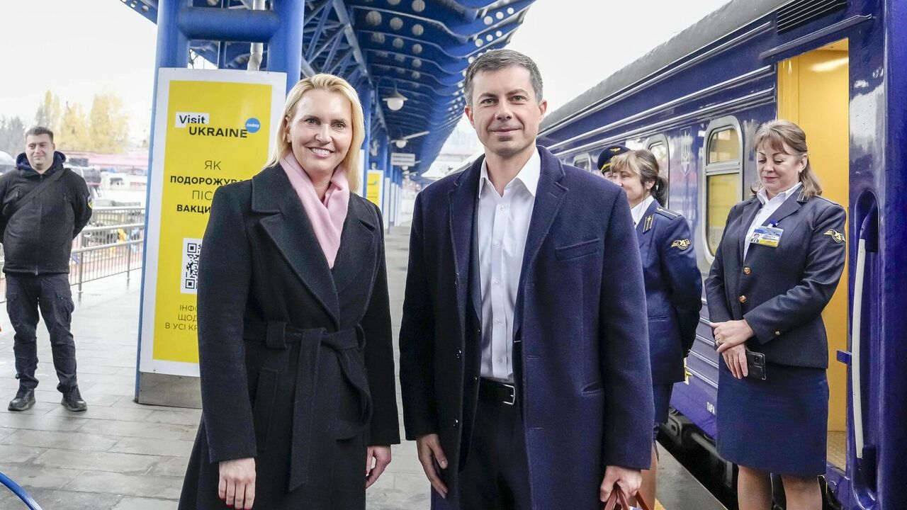 "Our message today is clear": U.S. Secretary of Transportation arrives in Kyiv on a visit. Photo