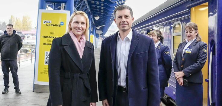 "Nasze dzisiejsze przesłanie jest jasne": Sekretarz Transportu USA przybywa z wizytą do Kijowa. Zdjęcie.