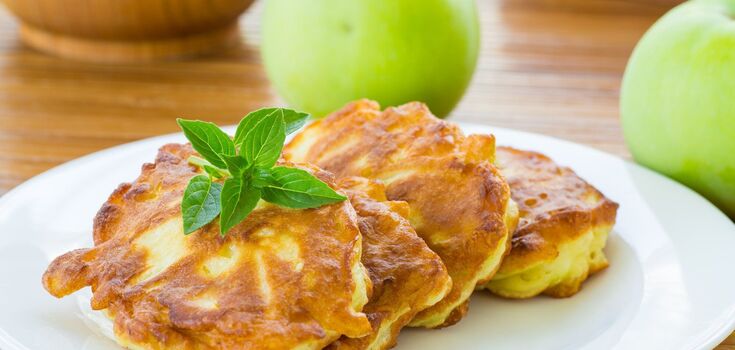 Delicious apple pancakes with oatmeal: no need to add flour
