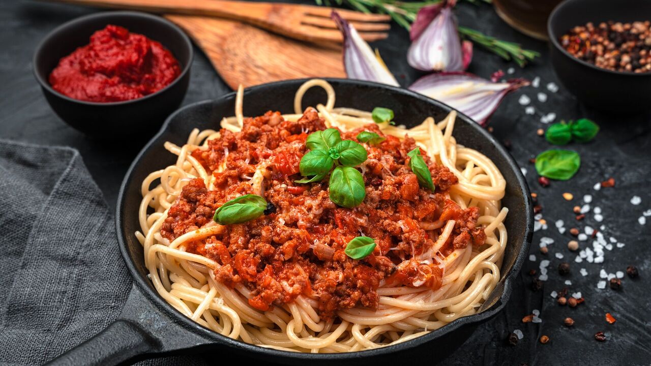 Quick pasta for dinner in a pan: what meat to cook with