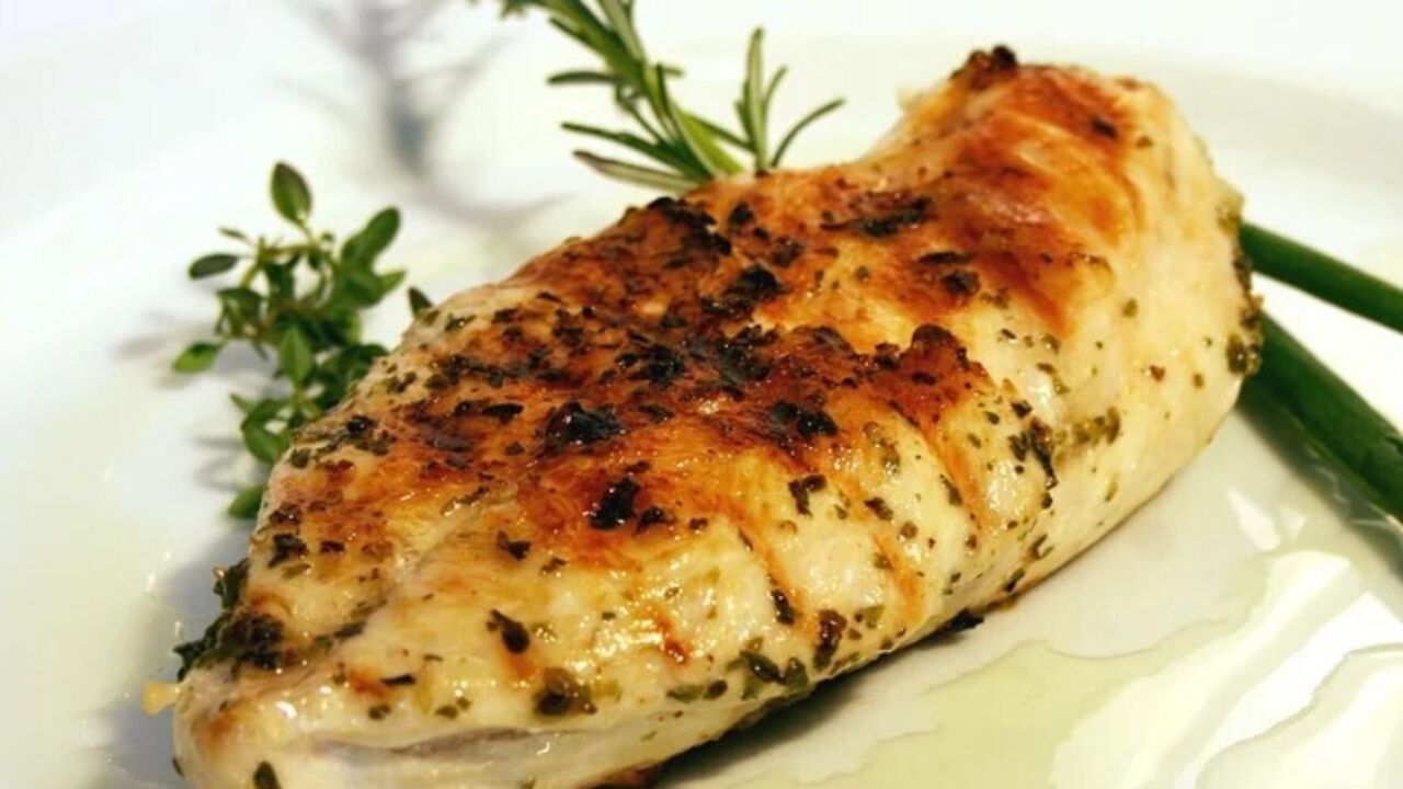 How to cook chicken fillet to make it juicy: we share the technology