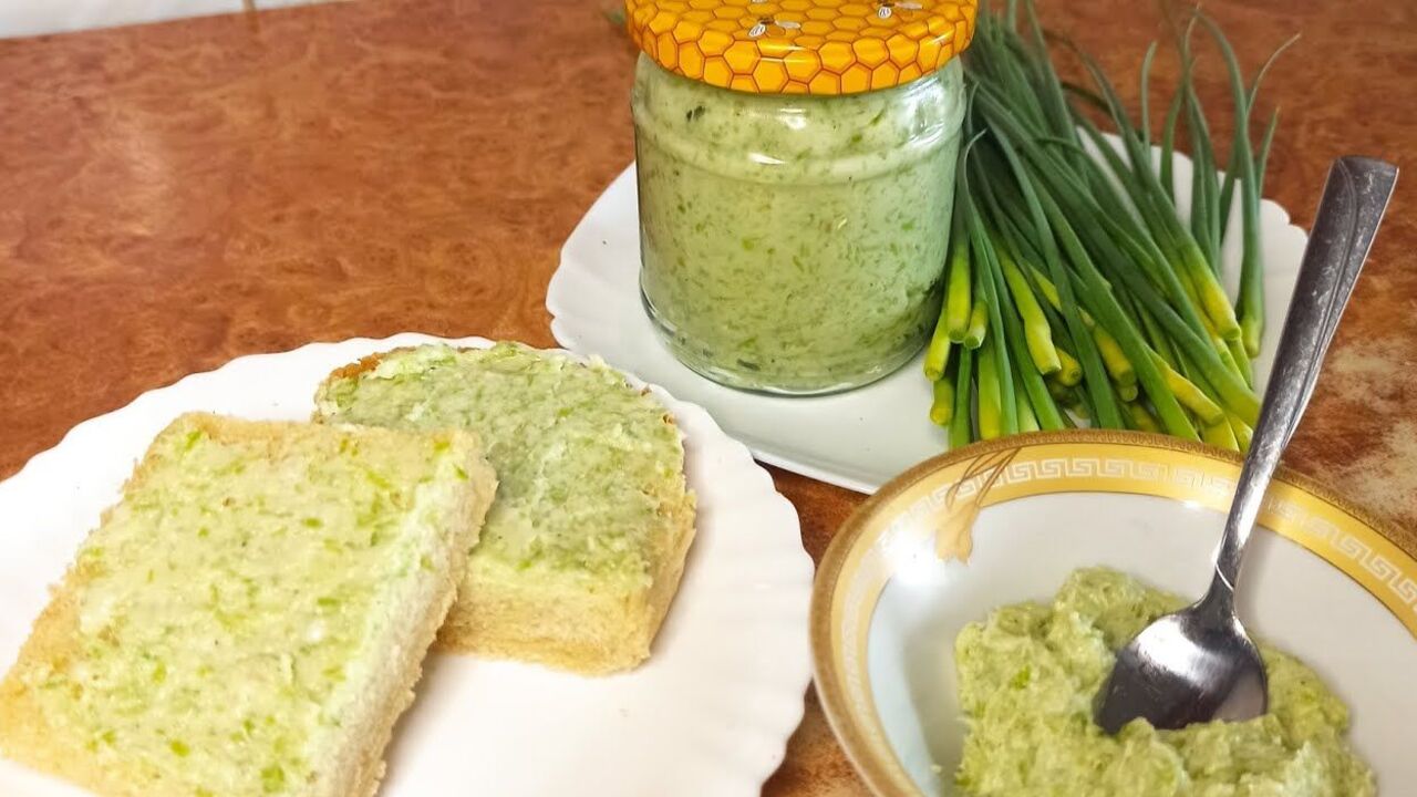 Lard and garlic arrows spread: the perfect appetizer for borscht