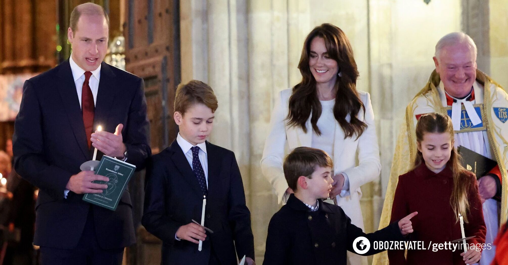 In jeans and white shirts: Kate Middleton and Prince William with children surprised with an atypical Christmas card. Photo.