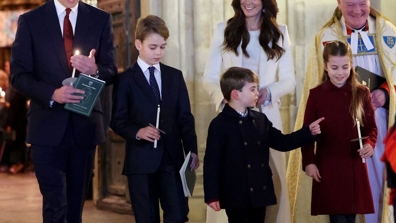 W dżinsach i białych koszulach: Kate Middleton i książę William oraz ich dzieci zaskoczyli nietypową kartką świąteczną. Zdjęcie