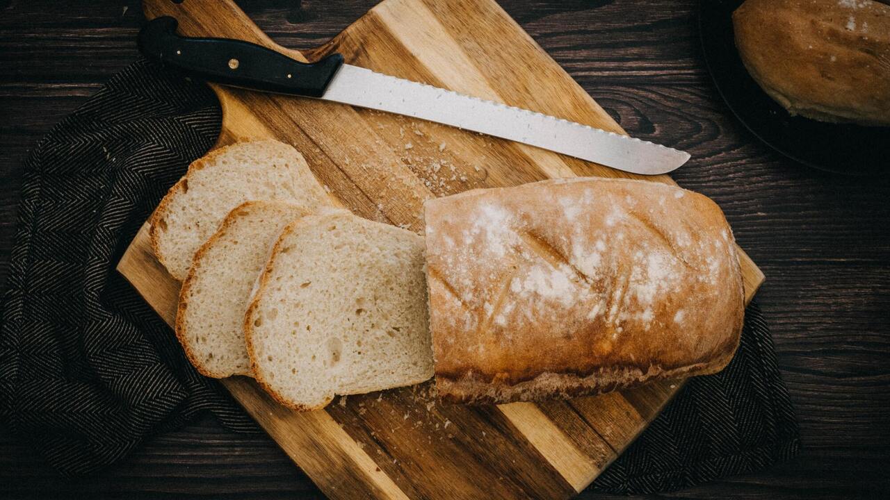 Puffy homemade bread with a crispy crust: cooked with honey