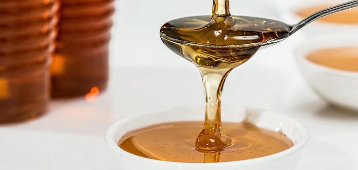 Why you shouldn't bake with honey: how to add the product to a dish