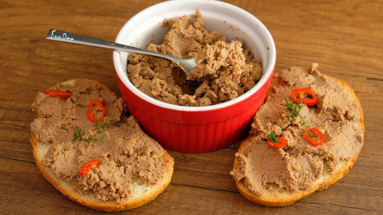 Liver pate in a new way: what to add to the appetizer for a bright flavor