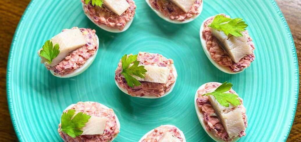How to serve stuffed eggs in a delicious way