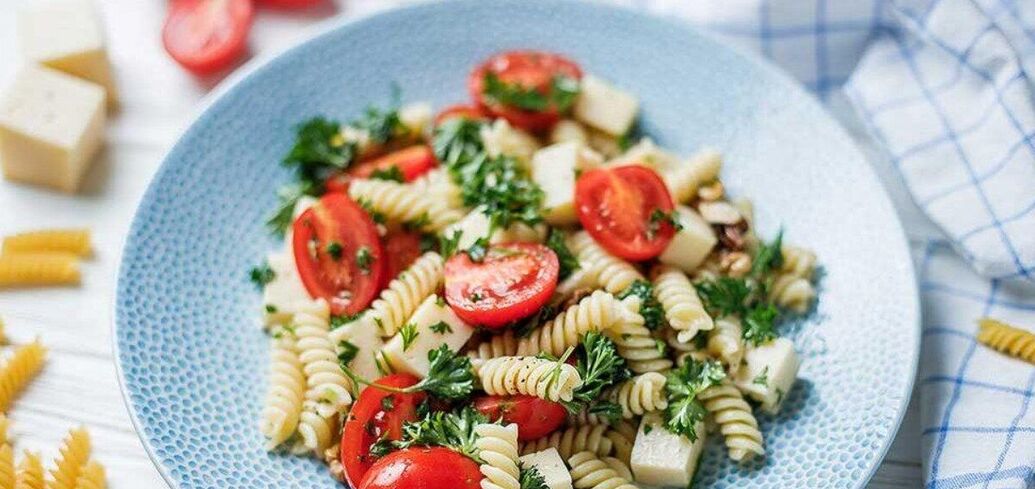 How to cook pasta in a new way: a recipe for budget salad without mayonnaise