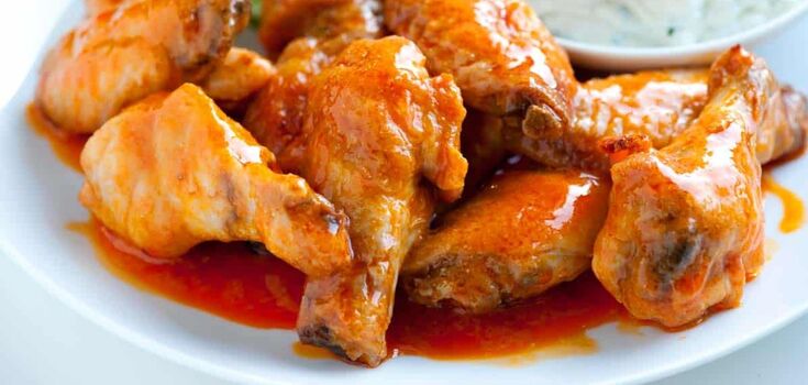Juicy chicken wings in cream sauce for a hearty lunch: they just melt in your mouth