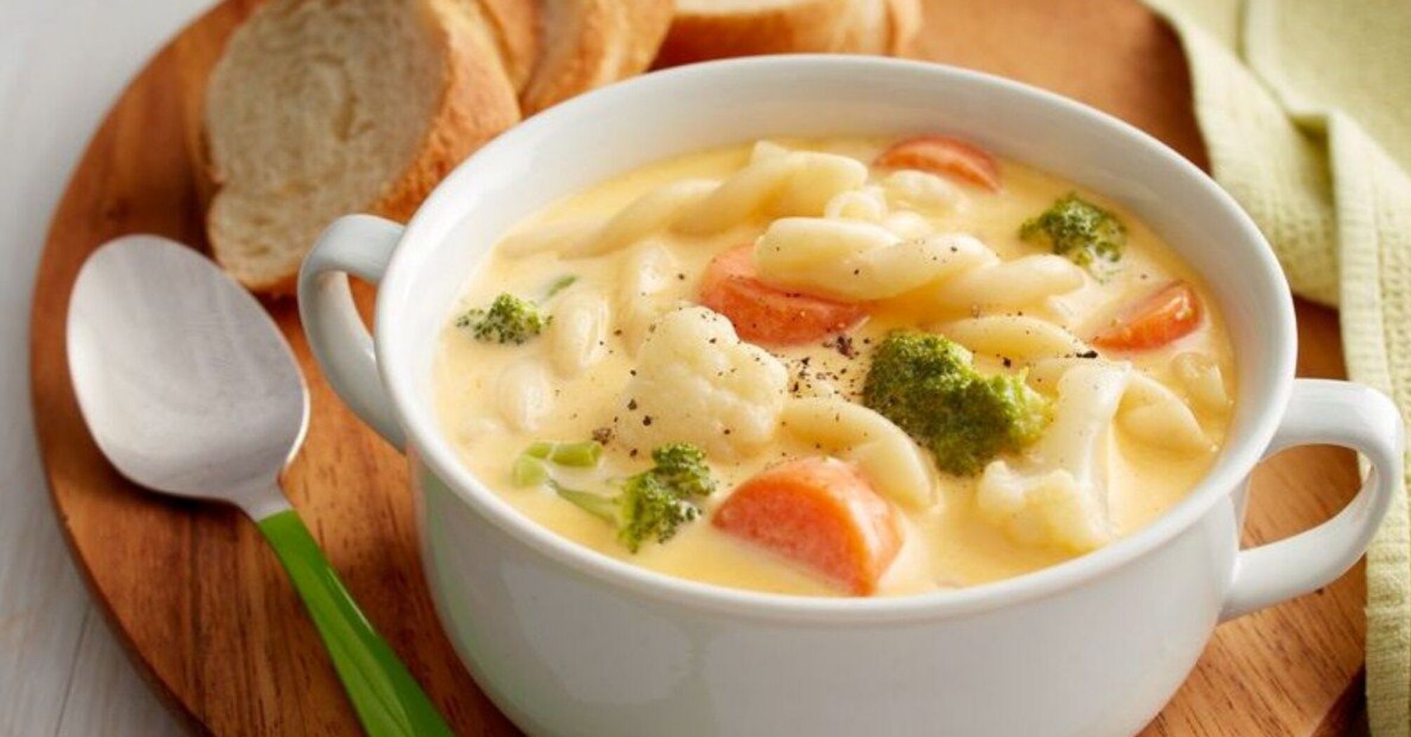 Cheese soup with processed cheese and chicken - a hearty first course ...