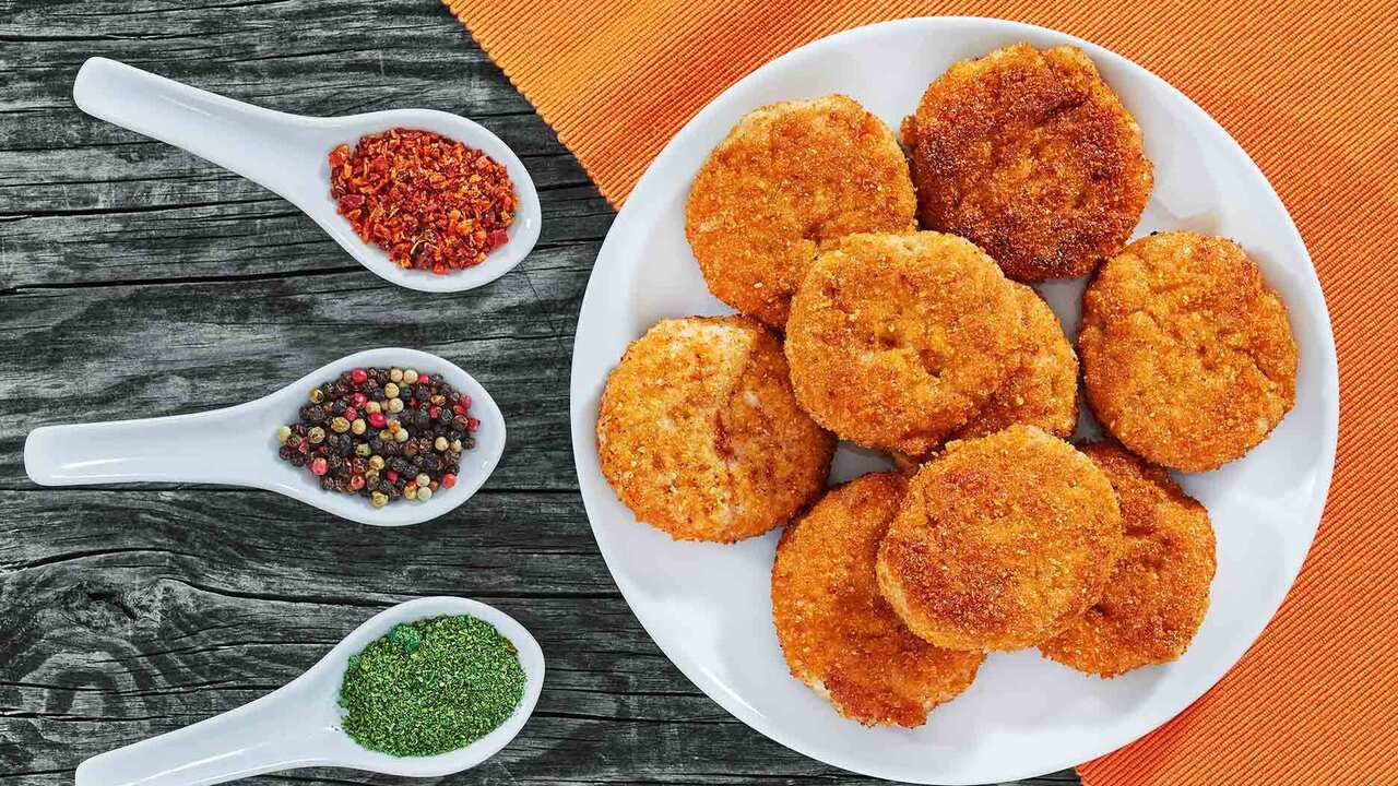 Miękkie i soczyste kotlety z kurczaka: co dodać do mięsa mielonego