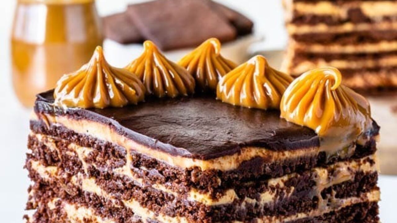 A simple chocolate cake that doesn't need to be baked: the base is made of cookies