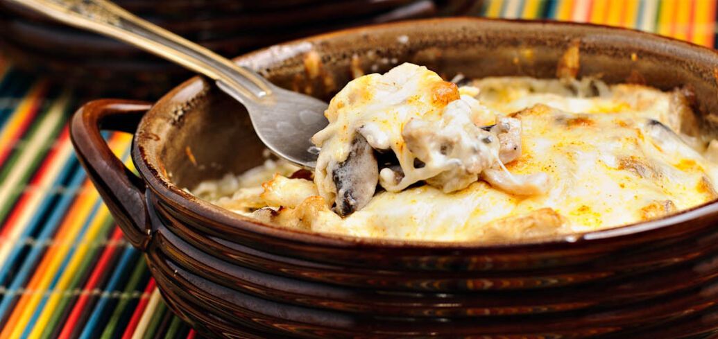 Hearty julienne with chicken and mushrooms for lunch: cooked in the oven