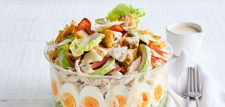 Holiday salad with chicken and homemade croutons: easy to prepare