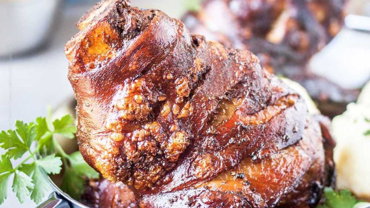 Appetizing and juicy pork knuckle in the oven for the holidays: add one unusual ingredient