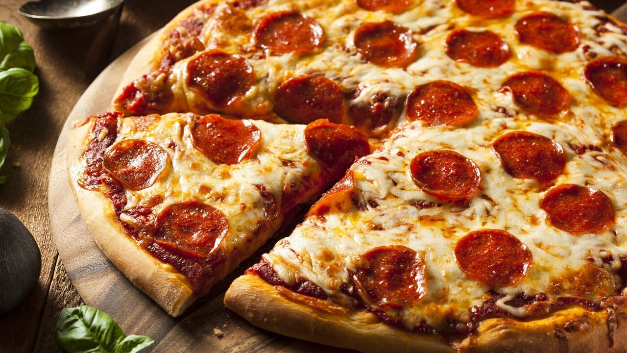 Nazwano najbardziej szkodliwą pizzę: lepiej nie zamawiać jej w kawiarni