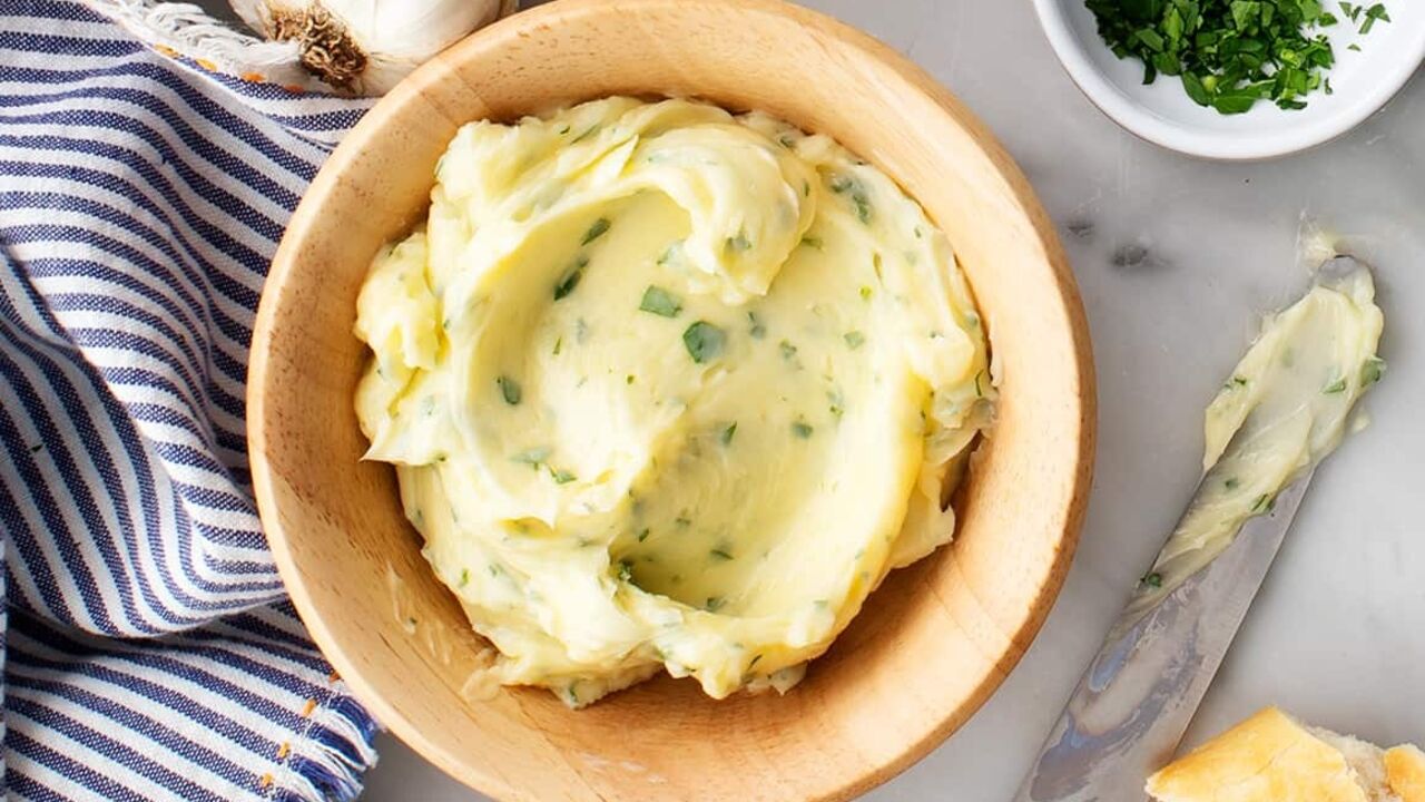 Budżetowa pasta czosnkowa na chleb z 5 składników: łatwa w przygotowaniu