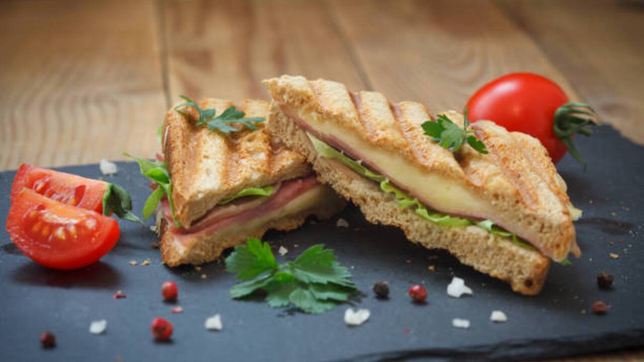Hot sandwiches and scrambled eggs at the same time: a hearty breakfast recipe in 5 minutes