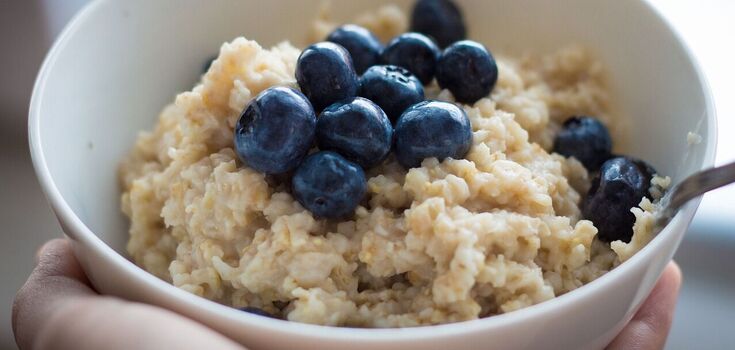 What should not be added to oatmeal: the worst ingredients are named