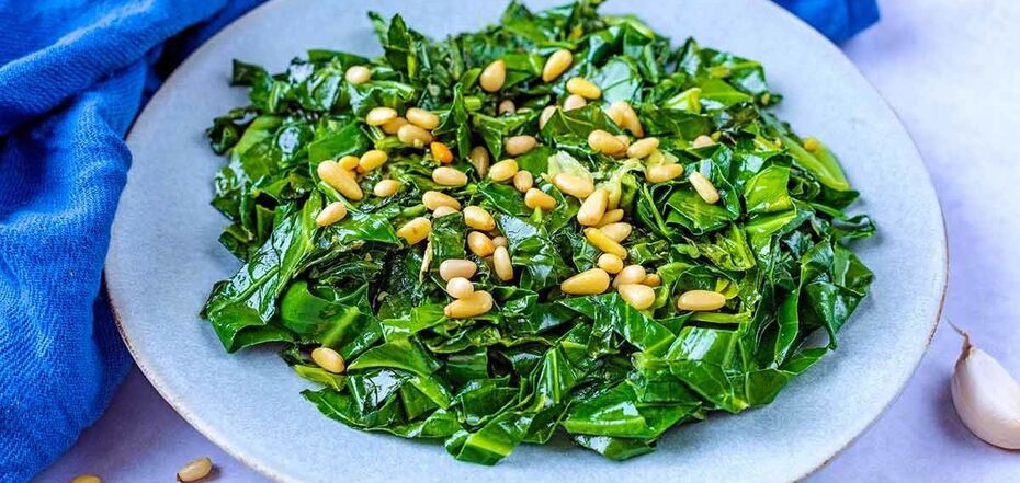 How to cook spinach for a snack: a simple dish in 15 minutes