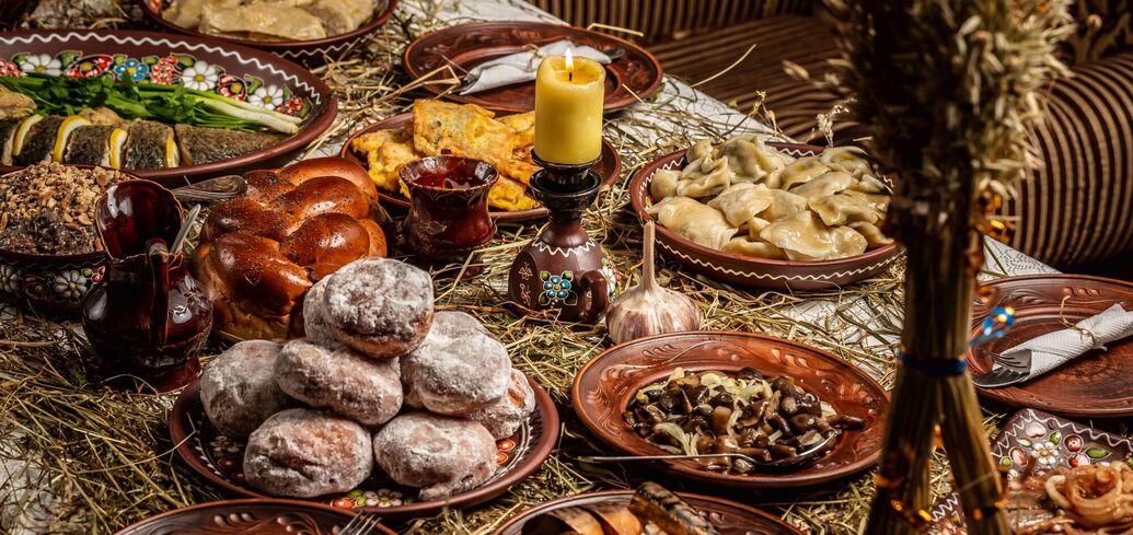 https://i2.obozrevatel.com/news/2023/12/20/traditional-christmas-table-in-ukraine-twelve-meatless-dishes-kovalnad.jpg?size=930x441