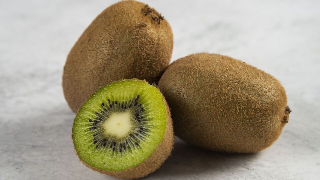 Jak prawidłowo obrać kiwi