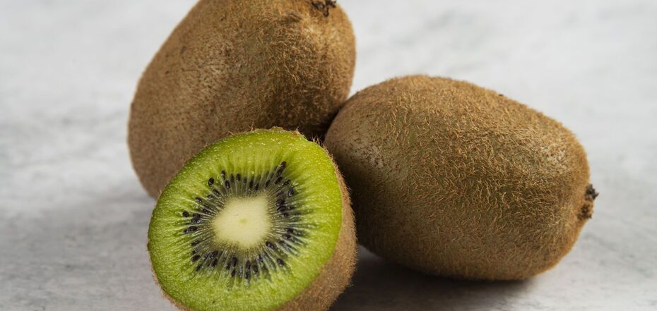 Jak prawidłowo obrać kiwi