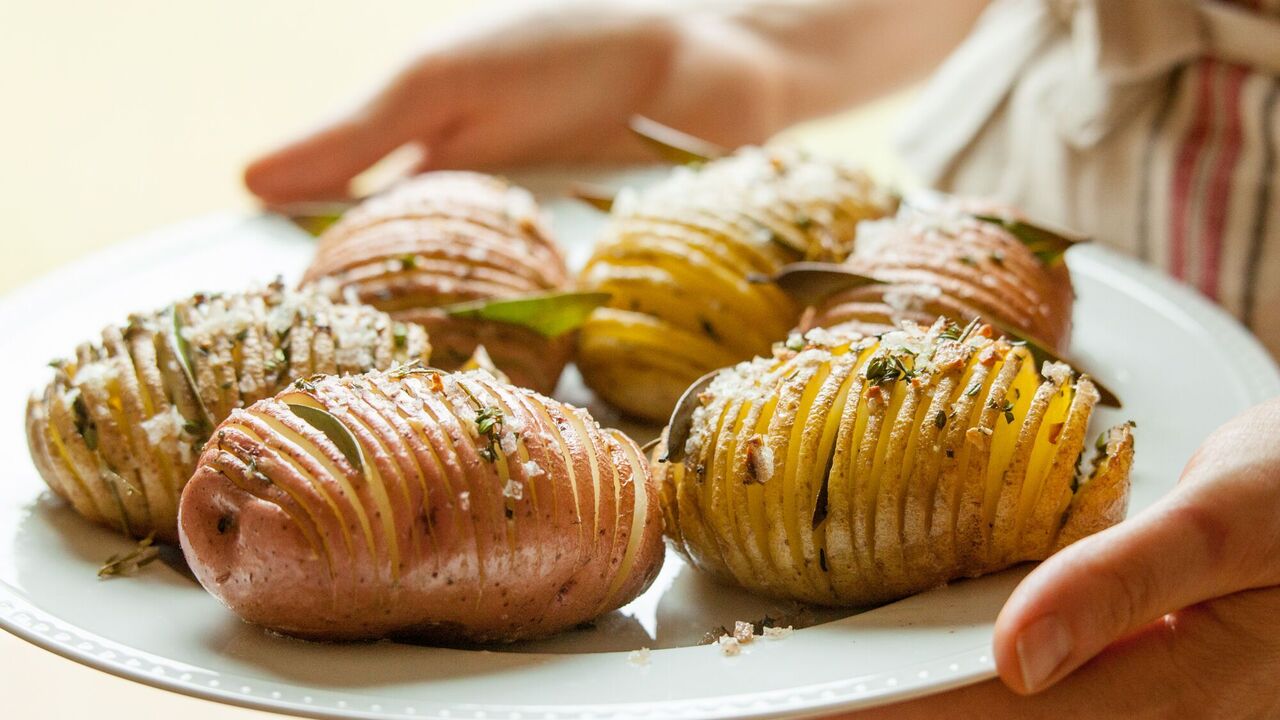 How to bake potatoes in a delicious and unusual way: with sour cream, cheese and herbs