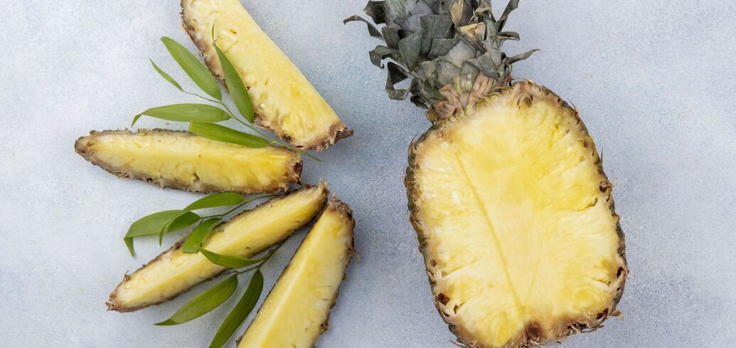 Peel a pineapple in 1 minute