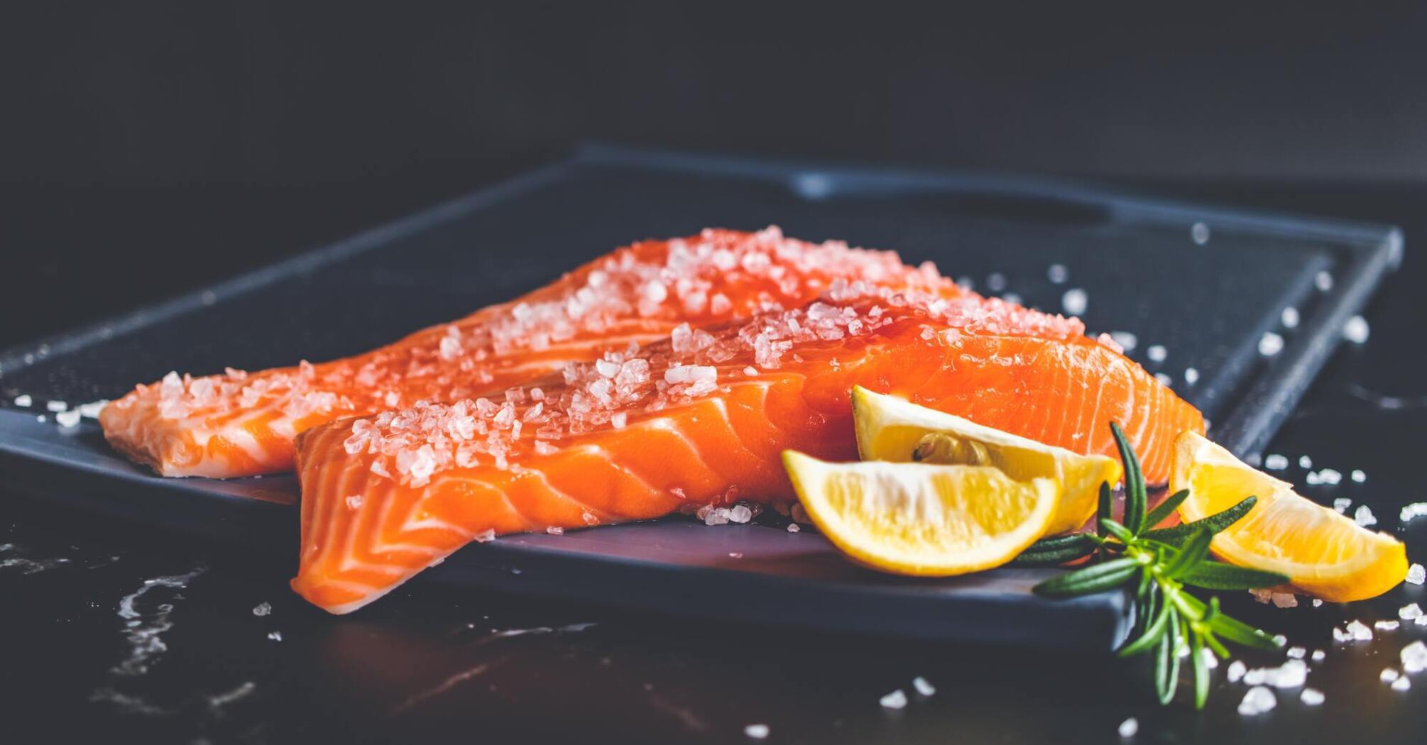 How to quickly cut salmon and properly salt the fillets