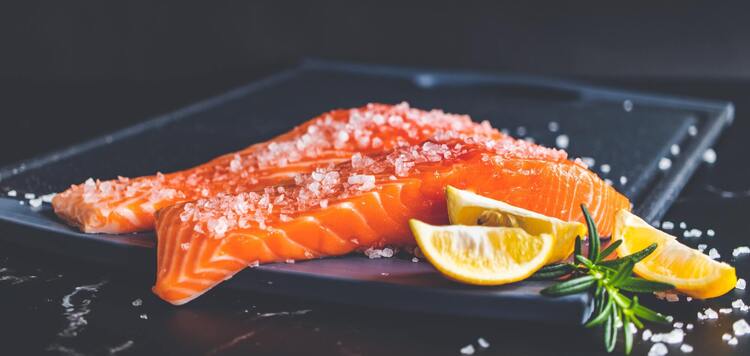 How to quickly cut salmon and properly salt the fillets