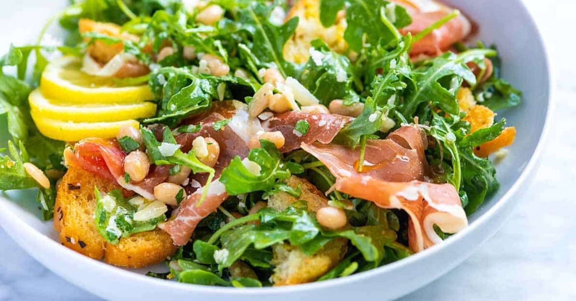 How to make a salad without mayonnaise for the holidays: with arugula, persimmon and jamon