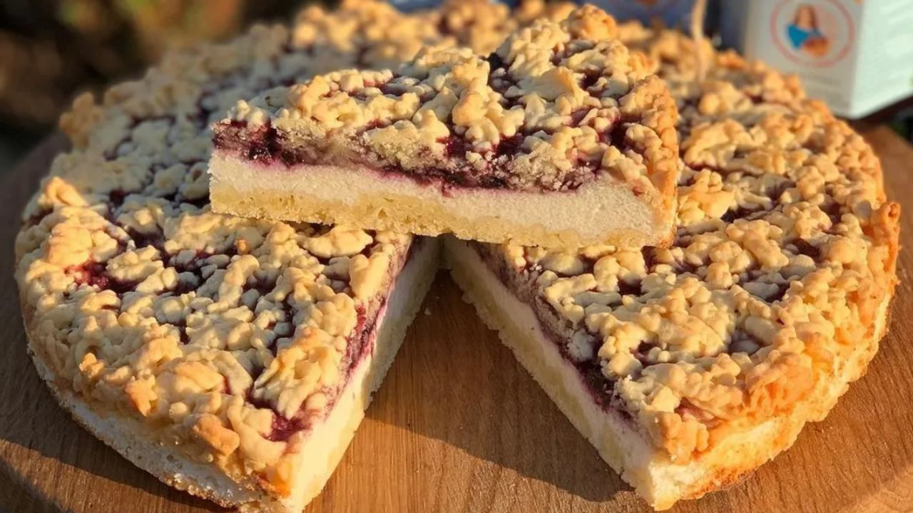Grated cake with cottage cheese and berries for tea: the recipe for the most successful dough