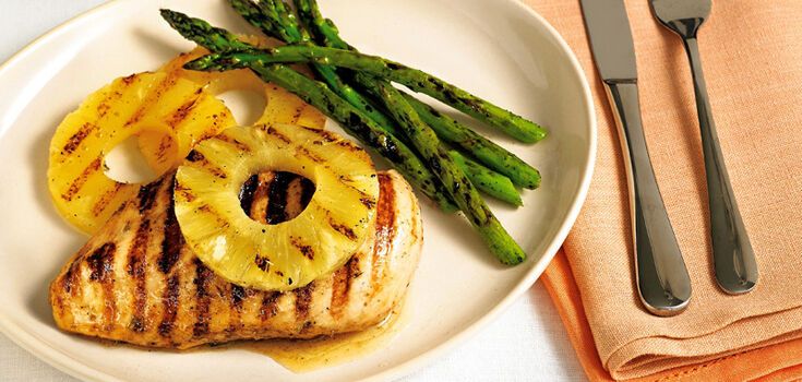Juicy chicken fillet with pineapple and cheese for lunch: how to cook