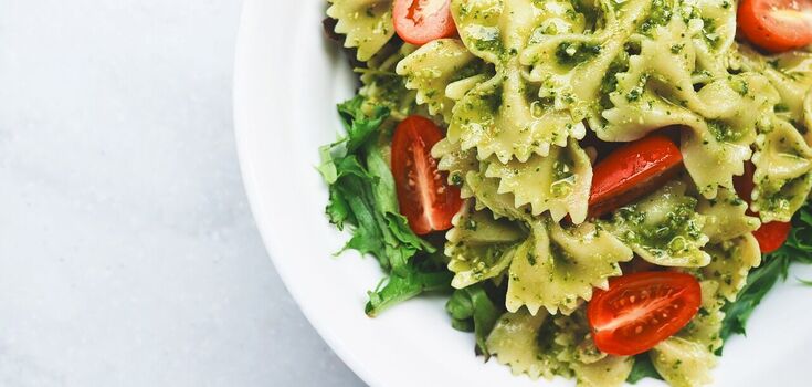 Hearty pasta salad with pesto and cheese: a recipe for dinner