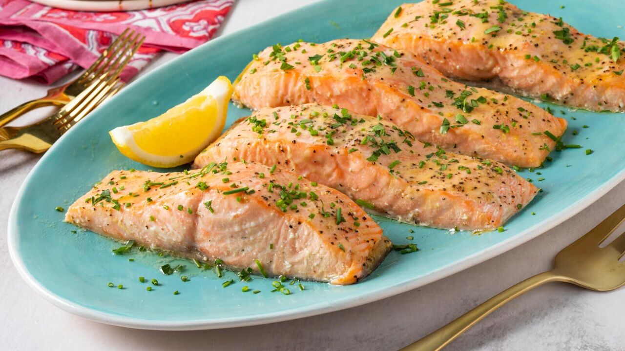 Not only on sandwiches: how to bake red fish for a festive table