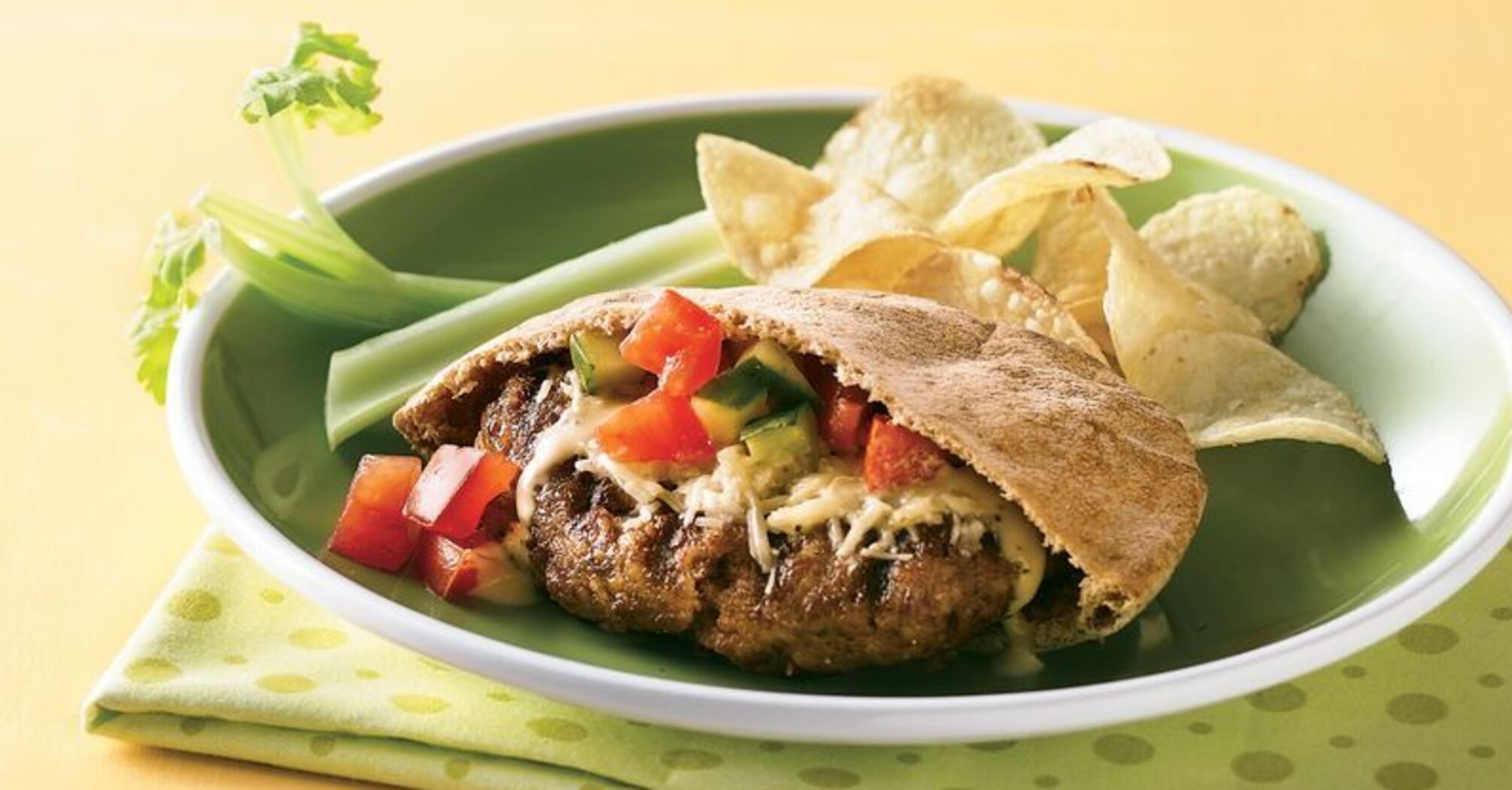 Jak zrobić burgera w chlebie pita: leniwa wersja dania