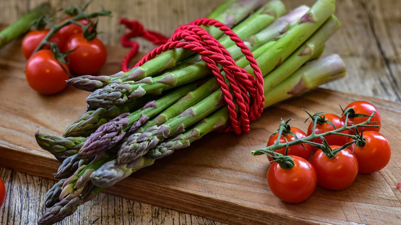 How to cook asparagus in the oven to make it delicious: you need only 20 minutes