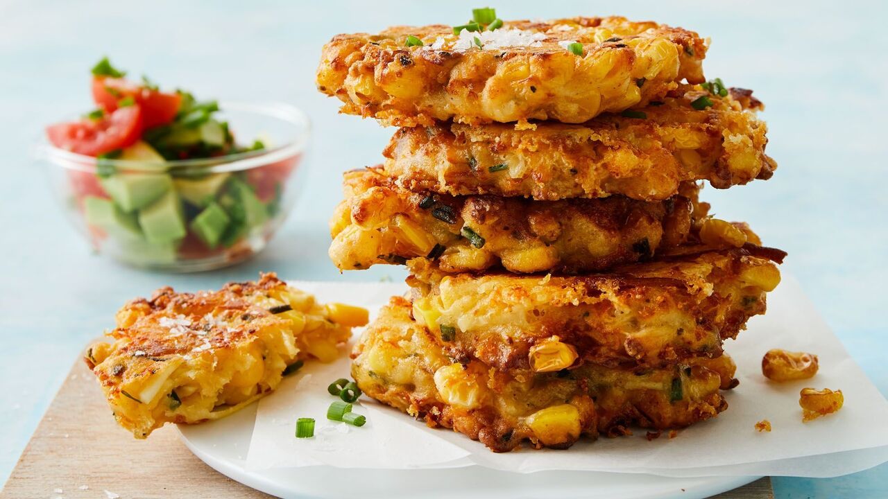 Corn fritters for a snack in 10 minutes: it will be very satisfying