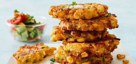 Corn fritters for a snack in 10 minutes: it will be very satisfying