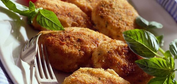 What to add to cutlets so they don't fall apart and burn: without eggs and bread