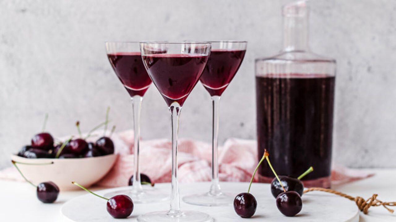 Tasty cherry liqueur with vodka: how to prepare at home