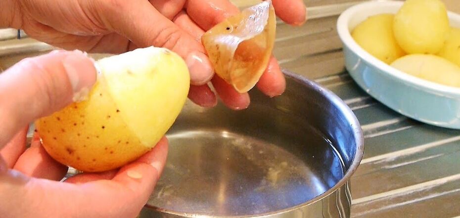 How to peel boiled potatoes without a knife