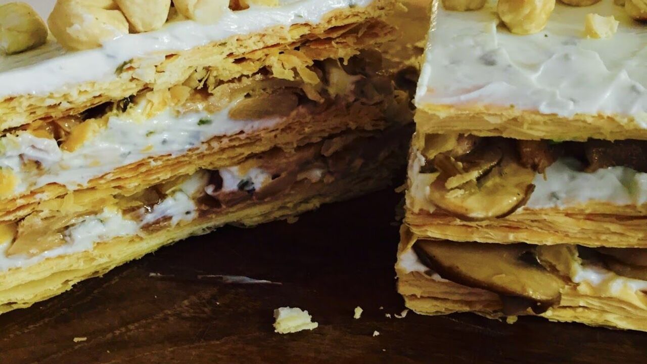 Jak ugotować Napoleona w nowy sposób: z tuńczykiem i serem