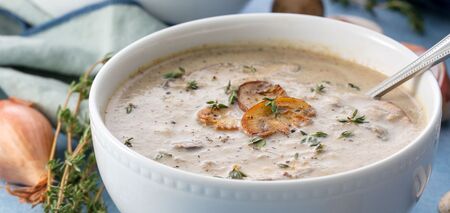 Co za pyszna zupa do gotowania z grzybami na lunch: okazuje się bardzo satysfakcjonująca