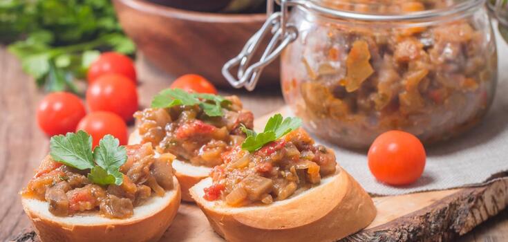 Delicious eggplant with mushrooms for the winter: how to prepare an appetizer